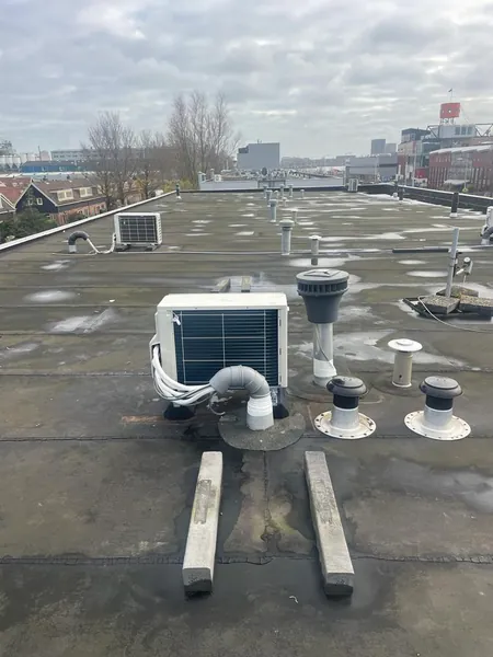 Warmtepomp op een dak